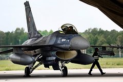 Вы сейчас просматриваете Названа причина желания Зеленского быстрее получить истребители F-16